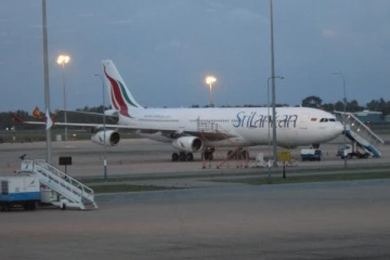 கொழும்பில் இருந்து புறப்பட்ட இலங்கை விமானம் திடீரென தரையிறக்கம்