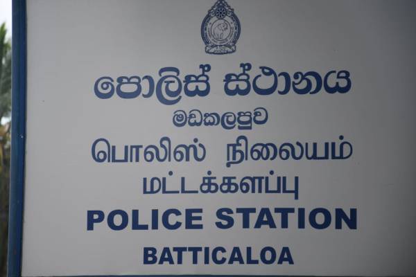 மட்டக்களப்பில் தீ விபத்து - பொலிஸாரின் அசமந்தபோக்கு என வர்த்தகர் ஒருவர் குற்றச்சாட்டு | Traders Express Regret Over Fire In Batticaloa மட்டக்களப்பில் தீ விபத்து - பொலிஸாரின் அசமந்தபோக்கு என வர்த்தகர் ஒருவர் குற்றச்சாட்டு | Traders Express Regret Over Fire In Batticaloa