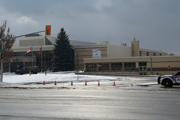 கனடாவில் பாடசாலை மீது குண்டு மிரட்டல் | Bomb Threat Prompts Closure Of London