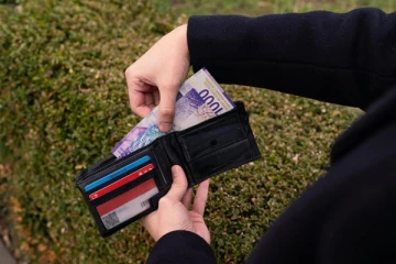 சுவிஸில் ஊக்கத்தொகையாக அடிப்படை மாத வருவாயை பெறவிருக்கும் 500 பேர்