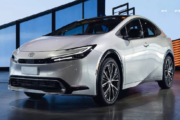 இரகசியமாக கொண்டு வரப்பட்ட அதிசொகுசு வாகனம்..! | Find Toyota Prius Hybrid Car