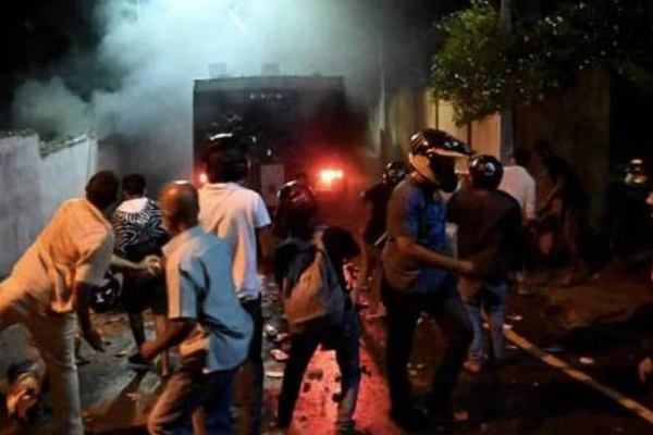 உச்சக்கட்ட பதற்றத்தில் இலங்கை: கோட்டாபய வீட்டிற்கு முன் திணறும் பொலிஸார்! | Sri Lanka Financial Crisis Gotabaya Protest People உச்சக்கட்ட பதற்றத்தில் இலங்கை: கோட்டாபய வீட்டிற்கு முன் திணறும் பொலிஸார்! | Sri Lanka Financial Crisis Gotabaya Protest People