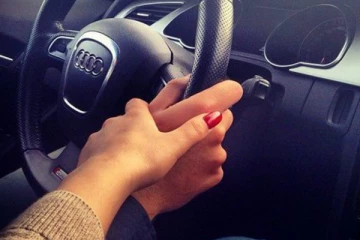 சொகுசு காரில் யாழ்ப்பாண காதல் ஜோடியின் மோசமான செயல்