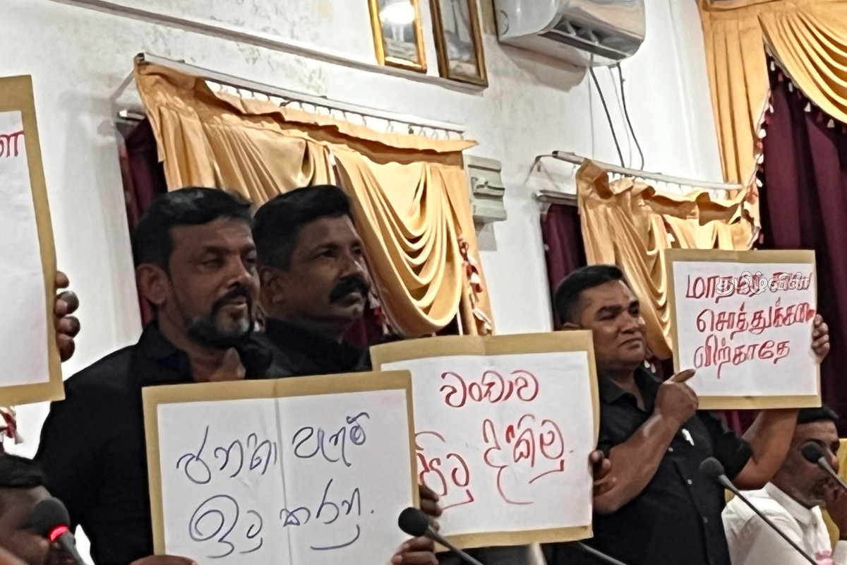 எட்டு மாதங்களின் பின்னர் இடம்பெற்ற வவுனியா மாநகரசபை அமர்வில் கடும் அமளிதுமளி | Huge Uproar The Vavuniya Municipal Council Meeting எட்டு மாதங்களின் பின்னர் இடம்பெற்ற வவுனியா மாநகரசபை அமர்வில் கடும் அமளிதுமளி | Huge Uproar The Vavuniya Municipal Council Meeting