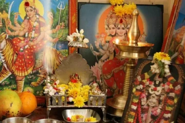 பூஜை அறையை சுத்தம் செய்யும் போது இந்த தவறுகளை மட்டும் செய்துவிடாதீர்கள்