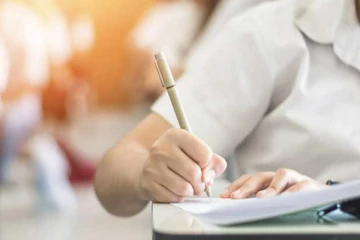 பரீட்சைக்கு தோற்றும் சிறை கைதிகள்