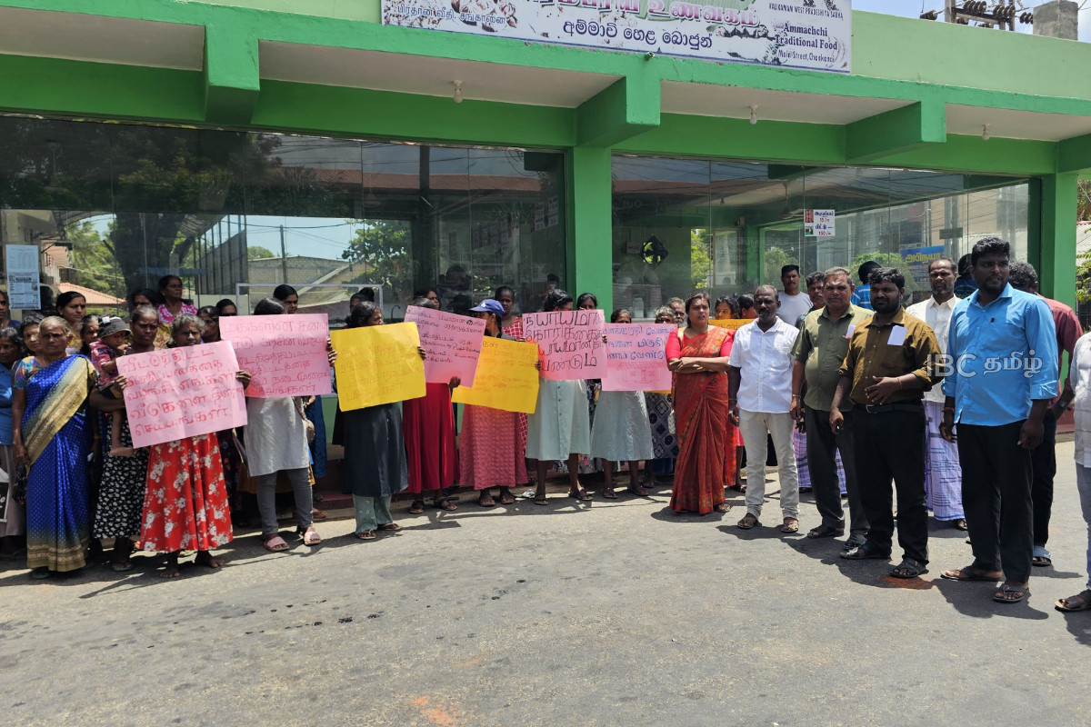 வீட்டுத்திட்ட கொடுப்பனவை வழங்குமாறு கோரி யாழில் போராட்டத்தில் குதித்த மக்கள்! | Protest Demanding Housing Allowance Payment Jaffna