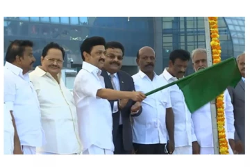 இலங்கைக்கு நிவாரண பொருட்களடங்கிய கப்பலை கொடியசைத்து அனுப்பி வைத்த தமிழக முதலமைச்சர்