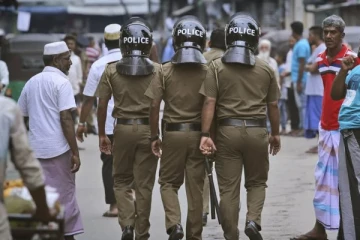 நள்ளிரவில் காவல்துறையினரின் வாகனத்தை முற்றுகையிட்ட இளைஞர்கள்: வவுனியாவில் ஏற்பட்ட பதற்றம்