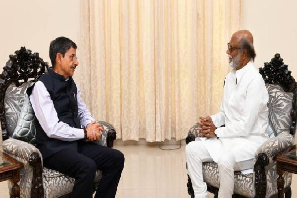 அரசியல் அலுவலகமா ஆளுநர் மாளிகை  ?  ரஜினி சந்திப்பால் உருவான சர்ச்சை - தமிழ்நாடு