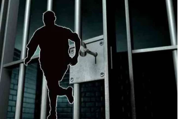 நீதிமன்றில் ஆஜர்படுத்தப்பட்ட கைதிகள் தப்பியோட்டம்