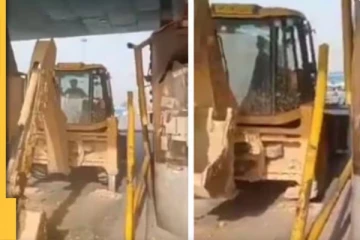 காசு கொடுக்கணுமா? - புல்டோசரால் சுங்க சாவடியை நொறுக்கிய ஓட்டுநர்