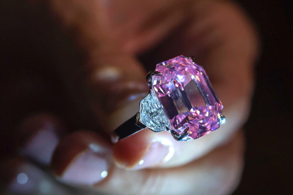 ஏலத்தில் ராணி எலிசபெத்தின் திருமண மோதிரம்... இத்தனை கோடியா? என்ன ஸ்பெஷல் தெரியுமா? | A Magnificent Pink Williamson Diamond Sold