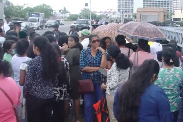 ஜனாதிபதி அலுவலகத்திற்கு முன் பரபரப்பு : ஒன்று கூடிய பொலிஸாரின் குடும்ப உறுப்பினர்கள் | Polise