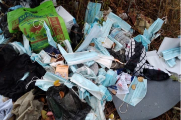 பொறுப்பற்று வீதியில் வீசப்பட்டுள்ள கொரோனா பாதுகாப்பு ஆடைகளும் முகக்கவசங்களும்!