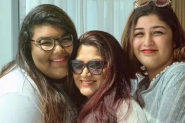 இவ்வளவு மோசமாகவா புகைப்படம் வெளியிடுவீங்க? குஷ்புவின் மகளை திட்டிதீர்க்கும் நெட்டிசன்கள்