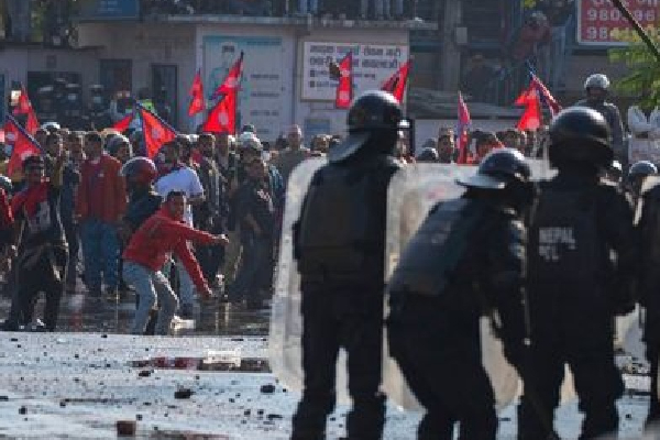 நேபாளத்தில் வெடித்த வன்முறை : இந்தியாவுடனான எல்லைகள் மூடல் | Religious Dispute Turns Violent In Nepal