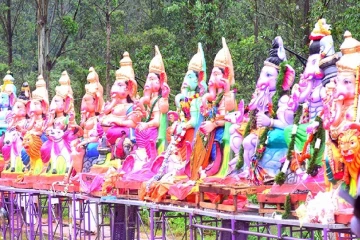 கொட்டும் மழையில் கொட்டகலை வாவியில் 17 விநாயகர் சிலைகள் கரைப்பு
