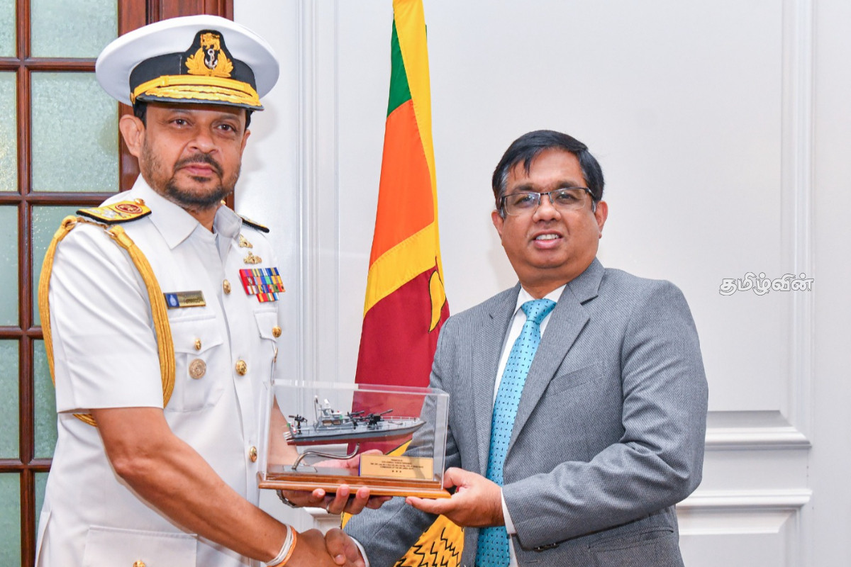 புதிய கடற்படைத் தளபதி டேமியனுக்கு ஜனாதிபதியின் செயலாளர் வாழ்த்து | Anua Secretary Congratulates New Navy Commander புதிய கடற்படைத் தளபதி டேமியனுக்கு ஜனாதிபதியின் செயலாளர் வாழ்த்து | Anua Secretary Congratulates New Navy Commander