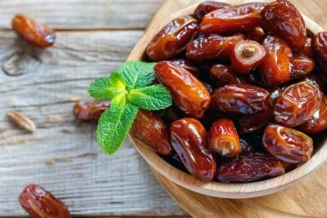 பேரீச்சை பழத்தை யாரெல்லாம் சாப்பிடக்கூடாது தெரியுமா? மீறி சாப்பிட்டால் ஆபத்தாம்