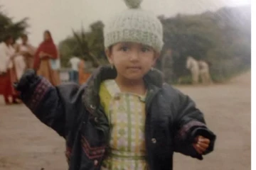 இந்த புகைப்படத்தில் இருக்கும் பிரபலம் யார் தெரியுமா?.. இப்போ அவங்க சென்சேஷனல் நடிகை