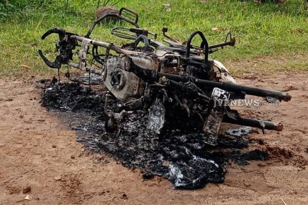 திருகோணமலையில் விவசாயி ஒருவரின் மோட்டார் சைக்கிளுக்கு விசமிகள் ஏற்பட்ட நிலை | Farmer S Motorcycle Was Set On Fire Trincomalee