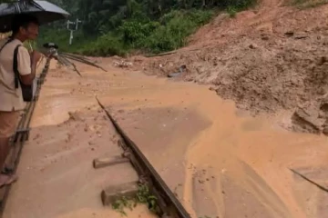 යළිත් මේ දුම්රිය මාර්ගයට පස් කන්දක් කඩා වැටෙයි - දුම්රිය ගමනාගමන කටයුතුවලට බාධා වීමෙන් මගීන්ට දැනුවත් කිරීමක්