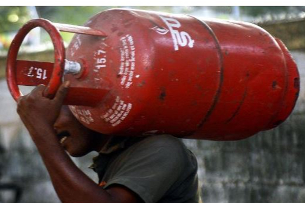 சென்னையில் ரூ.1000-த்தை கடந்த சிலிண்டர் விலை - இல்லத்தரசிகள் அதிர்ச்சி - தமிழ்நாடு