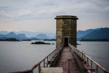 இலங்கையின் மிகப்பெரிய நீர்தேக்கத்தின் 5 வான் கதவுகள் திறப்பு!