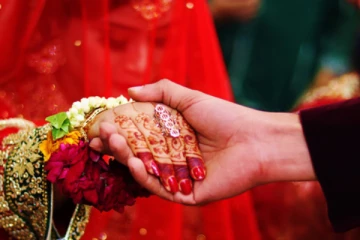 மாப்பிள்ளைக்கு மாதம் 1.2 லட்சம் சம்பளம்; திருமணத்தை நிறுத்திய பெண்!