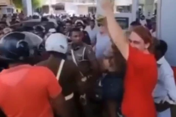 පිට රට සුද්දෙක් ඉන්ධන පෝලිමක සිදුකළ කව්රුත් පුදුම කරපු වැඩේ.. වීඩියෝ සහිතයි.. (VIDEO)