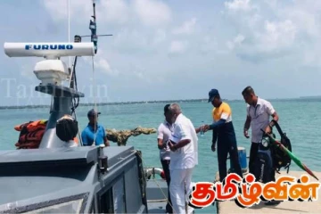 கடற்படையினரின் படகில் நெடுந்தீவுக்கு தேர்தல் பிரச்சாரத்துக்குச் சென்ற டக்ளஸ்