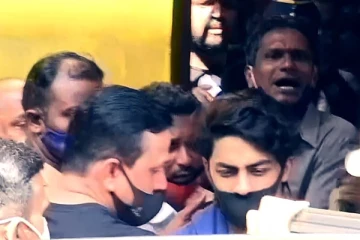 "ශාරුක් භාරතීය ජනතා පක්ෂයට බැදුනානම් මේ මත්කුඩු සියල්ල සීනී බවට පත් වෙනවා.." - බොලිවුඞ් – දිල්ලි දේශපාලන ගැටුමේ ශාරුක්ගේ පුතු ගොදුරක් වෙයි..