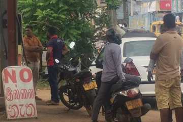 வவுனியாவில் டீசலை பெற்றுக்கொள்ள நீண்ட வரிசையில் மக்கள் (Photos)