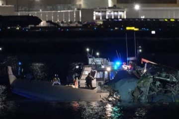 அமெரிக்க ஏர்லைன்ஸ் விபத்தில் 30 உடல்கள் மீட்பு