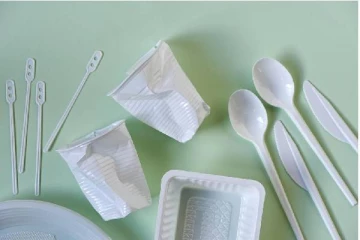 பிரித்தானியாவில் ஒருமுறை பயன்படுத்தப்படும் பிளாஸ்டிக் பொருட்களுக்கு தடை