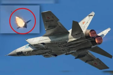 வானில் தீ பற்றி எரிந்த ரஷ்ய போர் விமானம்! இணையத்தில் வேகமாக பரவும் வீடியோ