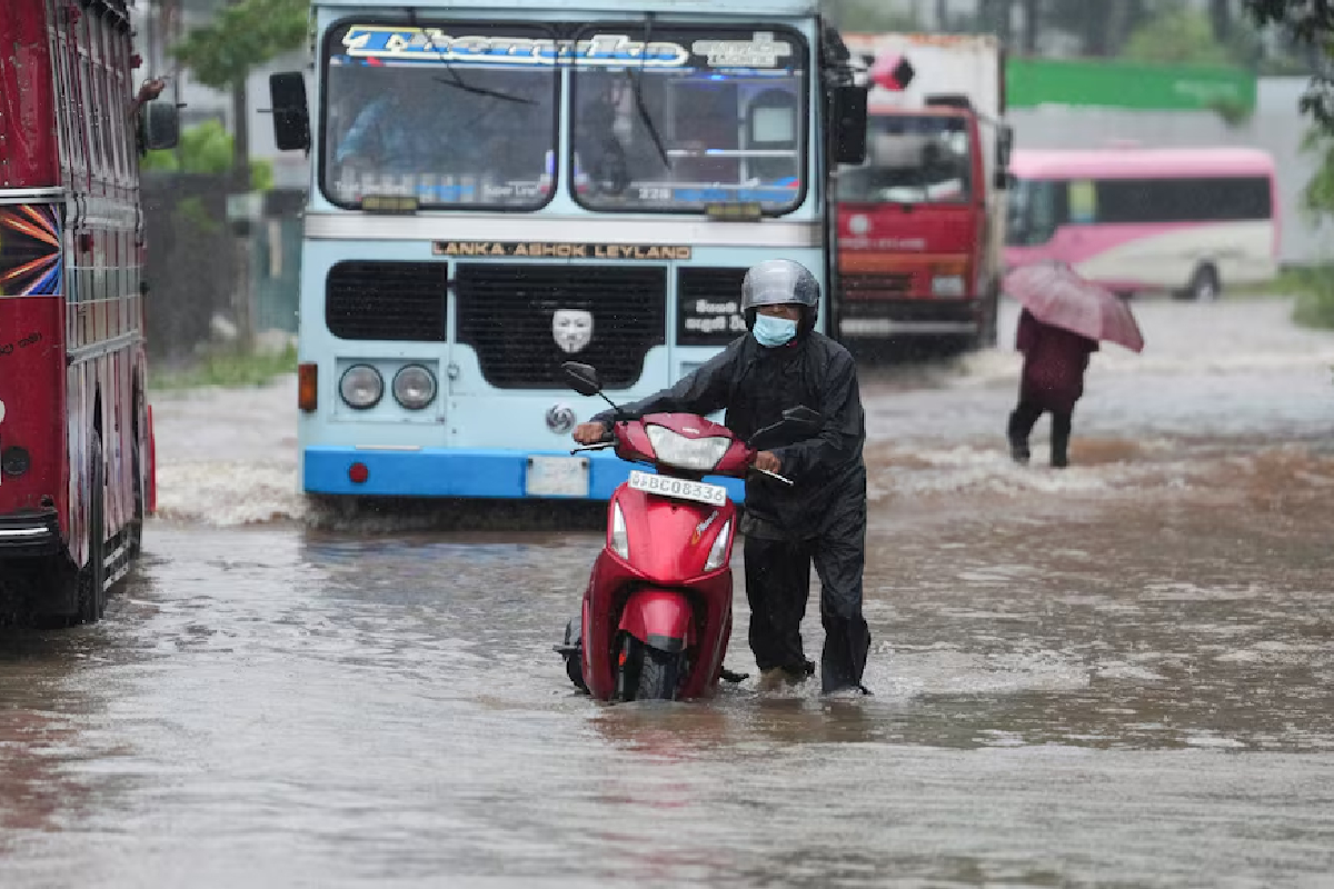 வெள்ளத்தில் தத்தளிக்கும் கொழும்பு; போக்கு வரத்து பாதிப்பு | Colombo Reeling Under Floods Amar Road Avissawella