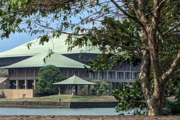 பெண் நாடாளுமன்ற உறுப்பினர்கள் இளஞ்சிவப்பு நிற ஆடைகளை அணிய தீர்மானம்