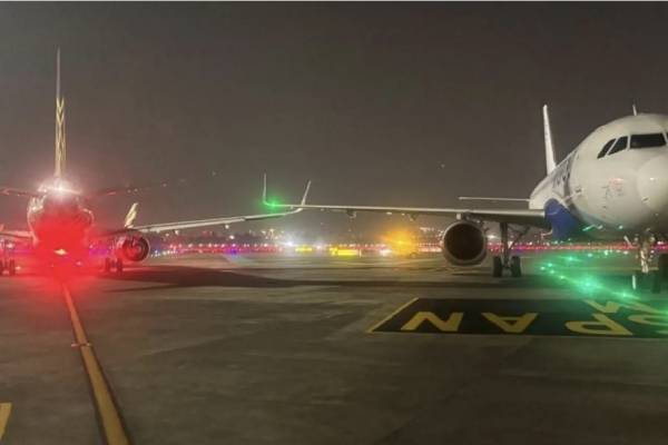 இந்தியாவில் நூலிழையில் தவிர்க்கப்பட்ட பெரும் விமான விபத்து! | Wings Of Two Planes Collide At Mumbai Airport