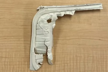 கனடாவில் போலி துப்பாக்கிப் பயன்படுத்தி மிரட்டிய இளைஞர் கைது