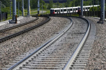 கனேடிய நகரம் ஒன்றில் ரயில் தண்டவாளத்தின் நடுவே பெண் ஒருவர் கிடப்பதைக் கண்ட சாரதி: பின்னர் நடந்தவை...