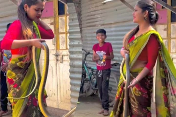 Snake: புடவையில் பந்தாவாக வந்த பெண்... சட்டென பாம்பை பிடித்த காட்சி