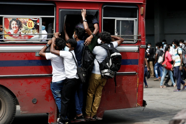 பஸ்ஸில் இருந்து தவறி விழுந்த இளைஞனுக்கு நேரந்த  துயரம் | Tragedy For The Young Man Who Fell From The Bus