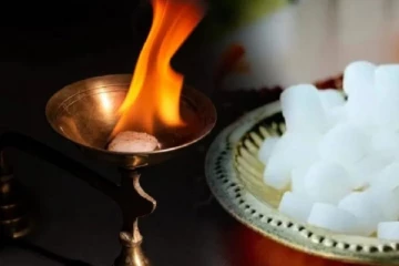 தீபம் ஏற்றுவதற்கும்,கற்பூரம் ஏற்றுவதற்கும் என்ன வித்தியாசம்?