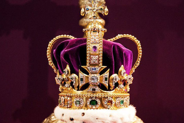 மகுடம் சூடி இங்கிலாந்தின் அதிகாரபூர்வ மன்னரானார் சார்லஸ் ! | Charles Became The Official King Of England