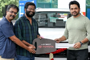 சர்தார் திரைப்படத்தின் பிரம்மாண்ட வெற்றி இயக்குநருக்கு வழங்கப்பட்ட சொகுசு கார் !