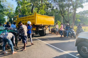 வவுனியாவில் முச்சக்கரவண்டி தடம்புரண்டு விபத்து: இருவர் படுகாயம்(Photos)