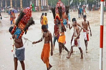 கொட்டும் மழையிலும் நல்லூரானை தரிசித்த பக்தர்கள் (PHOTOS)