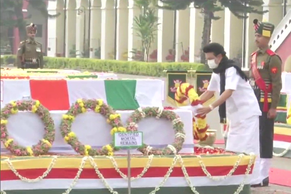 முப்படைகளின் தலைமை தளபதி  :  பிபின் ராவத் உடலுக்கு தமிழக முதல்வர் மு.க.ஸ்டாலின்  அஞ்சலி - தமிழ்நாடு